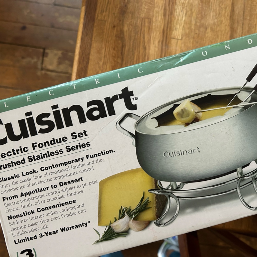 Cuisinart Foundue set. New in box